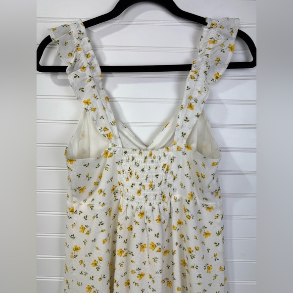 Bar III juniors white and yellow floral mini dress. Size small. NWT - Picture 3 of 3